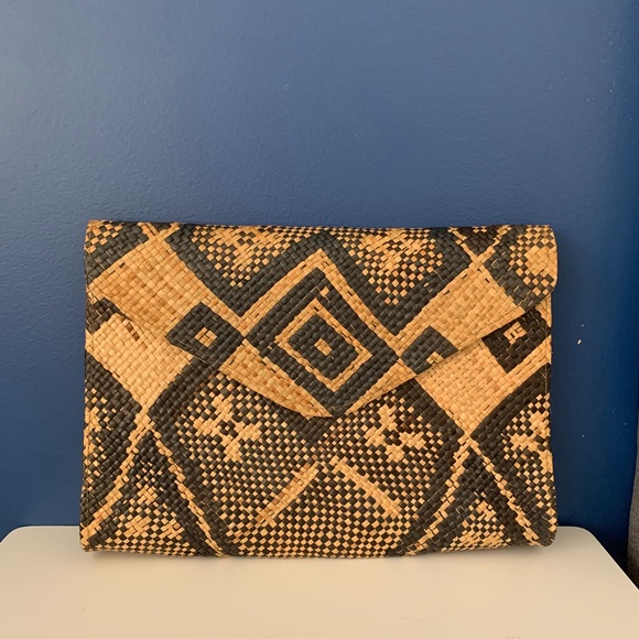 BANAGO Geometric Embroidered Envelope Clutch - Picture 1 of 3